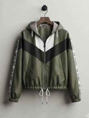 Athleisure Olive Crop
Windbreaker -
Streetwear Style Perfect
Gym-to-Street